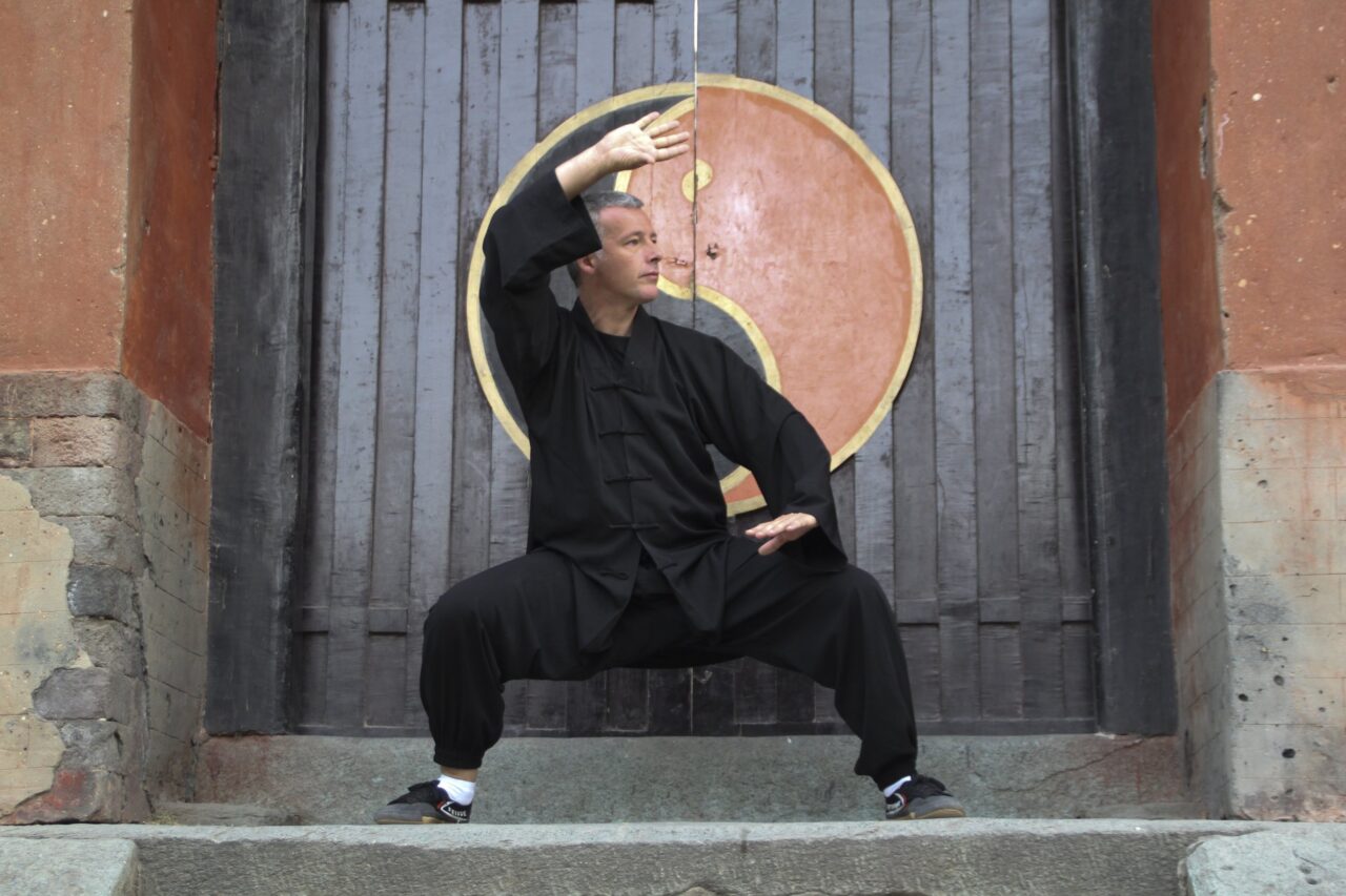 le maitre chinois yuan limin specialiste en arts martiaux de passage a carantec du 16 au 19 juillet